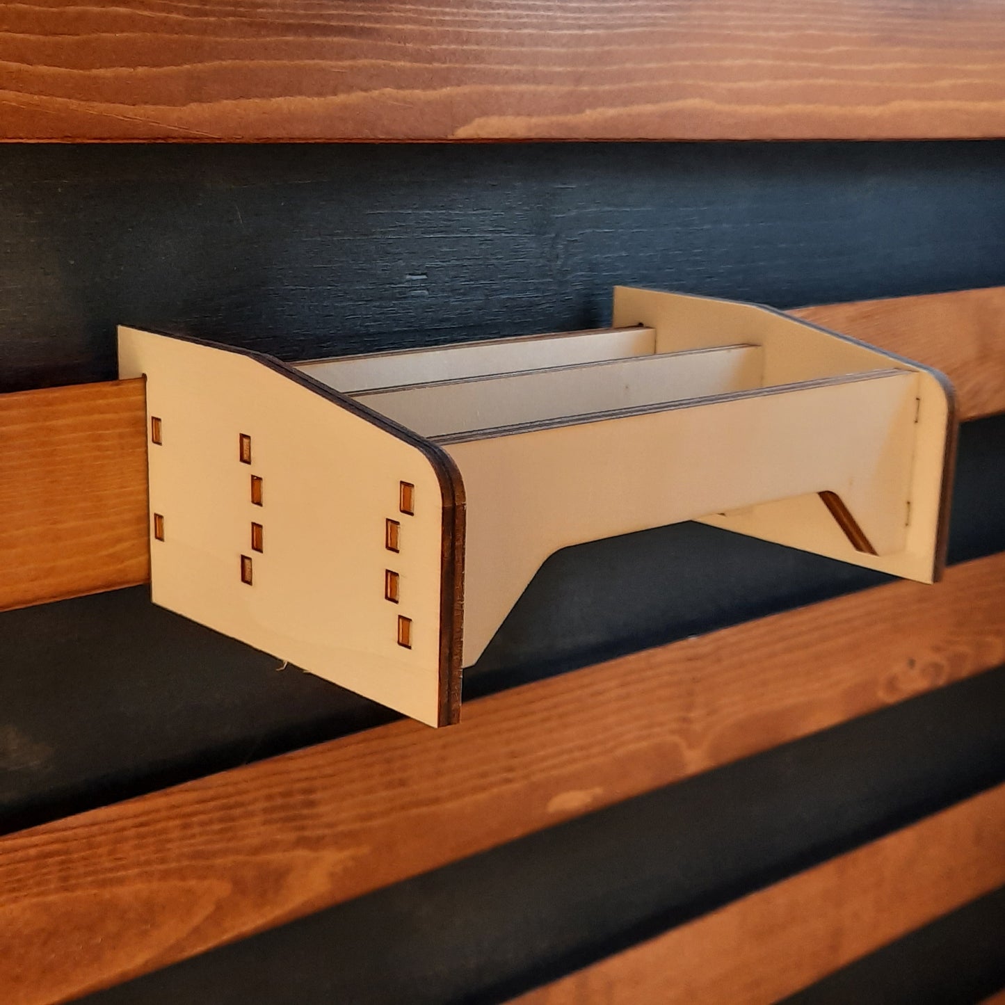 Hammerhalter aus Holz für mehrere Hammer – Werkzeugwand